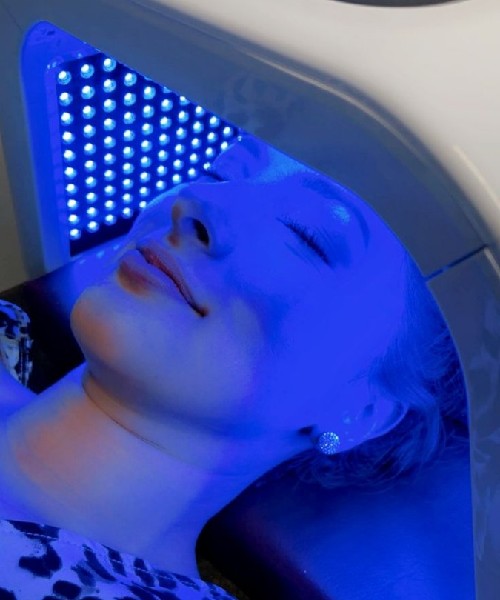 عکس نوردرمانی برای آکنه ایمن است؟ (راهنمای کامل و کاربردی با جدول مقایسه)