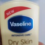 لوسیون بدن ترمیم‌کننده جوی دوسر وازلین Vaseline Dry Skin Repair حجم 400 میلی‌لیتر - تصویر 4